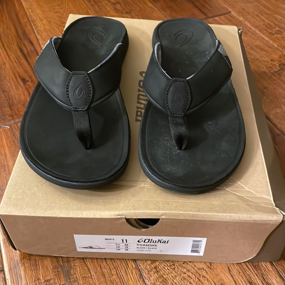 New with box Mens Olukai sandals